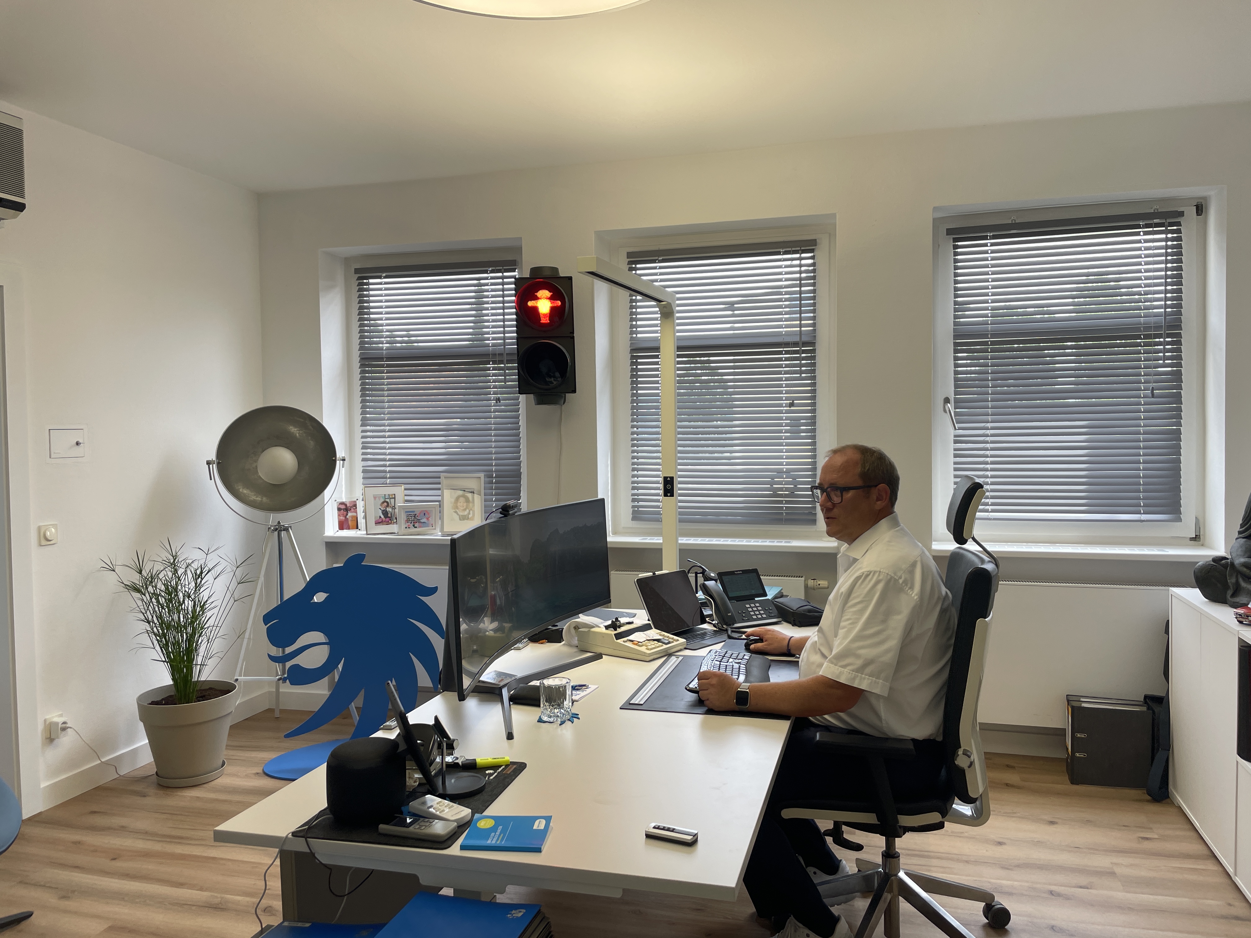 Alexander Wösner an seinem Arbeitsplatz im Passauer Büro