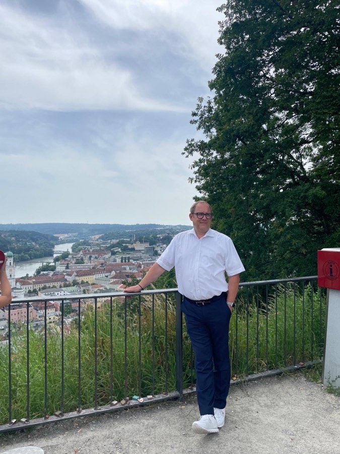 Alexander Wösner an einem Aussichtspunkt über Passau